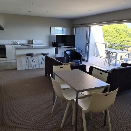 Te Kaha Beach Hotel Bagian luar foto