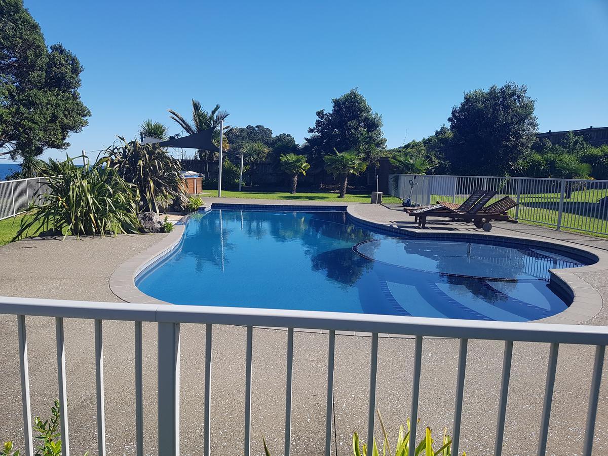 Te Kaha Beach Hotel Bagian luar foto