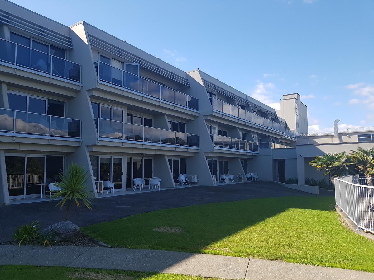 Te Kaha Beach Hotel Bagian luar foto