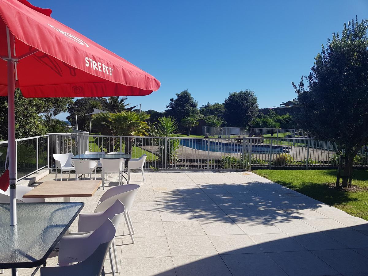 Te Kaha Beach Hotel Bagian luar foto