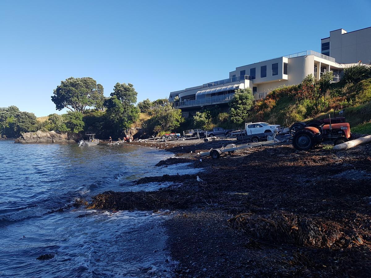 Te Kaha Beach Hotel Bagian luar foto