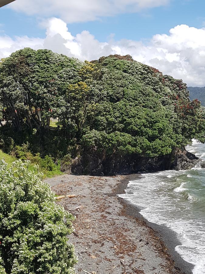 Te Kaha Beach Hotel Bagian luar foto