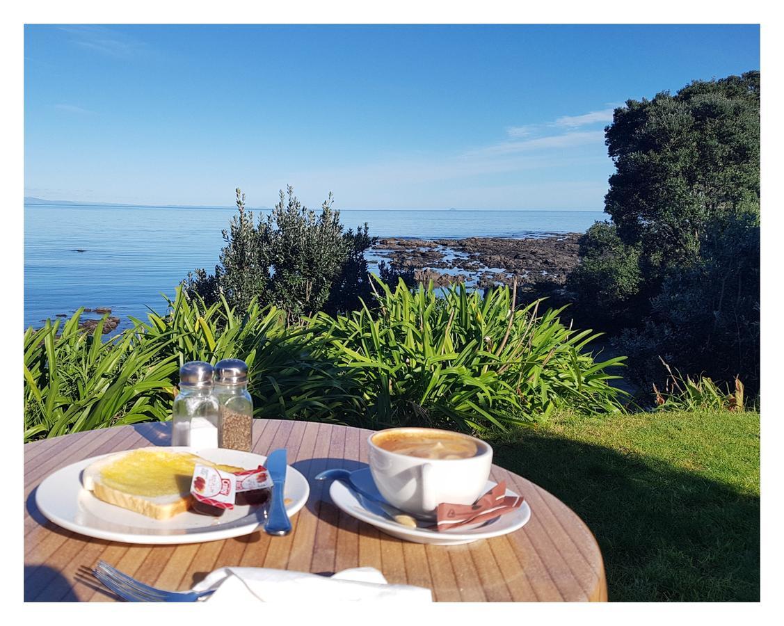 Te Kaha Beach Hotel Bagian luar foto