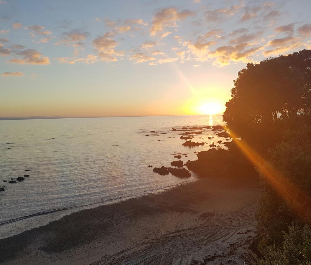 Te Kaha Beach Hotel Bagian luar foto