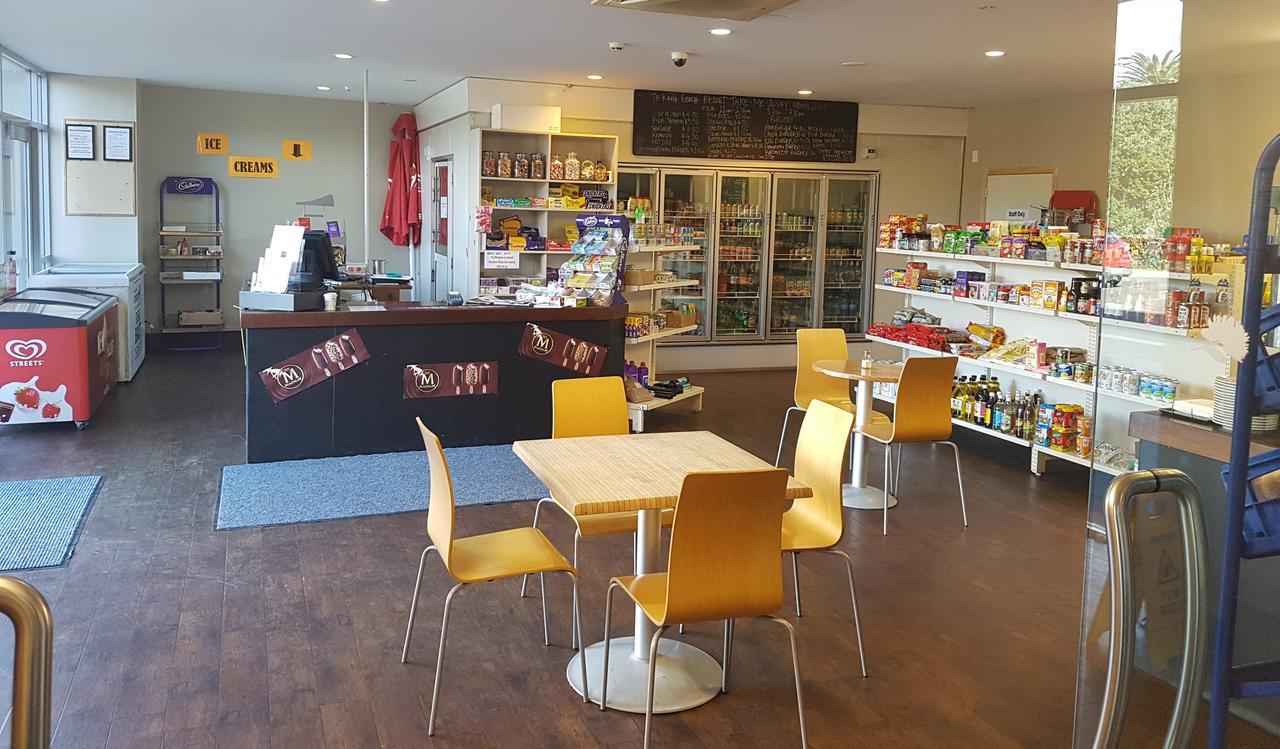 Te Kaha Beach Hotel Bagian luar foto