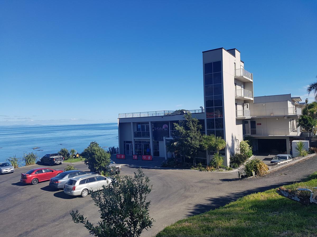 Te Kaha Beach Hotel Bagian luar foto