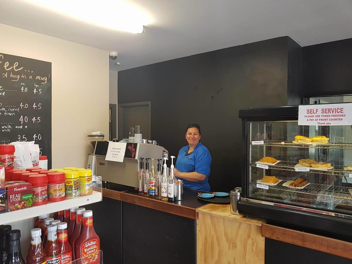 Te Kaha Beach Hotel Bagian luar foto