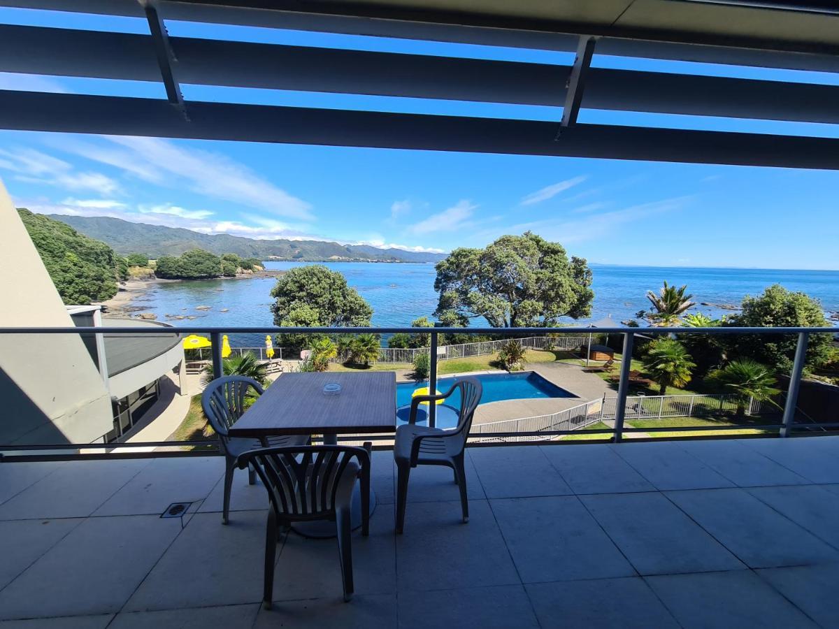 Te Kaha Beach Hotel Bagian luar foto