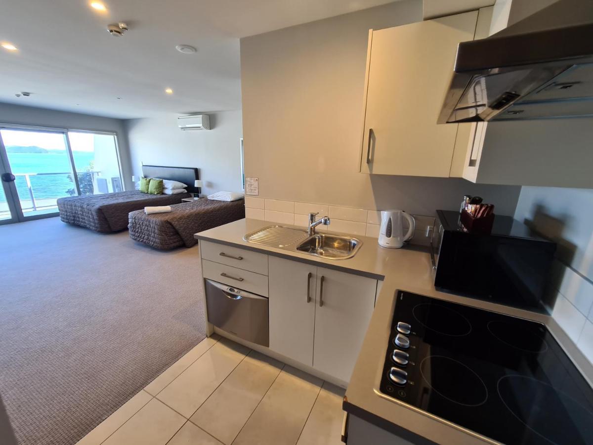 Te Kaha Beach Hotel Bagian luar foto