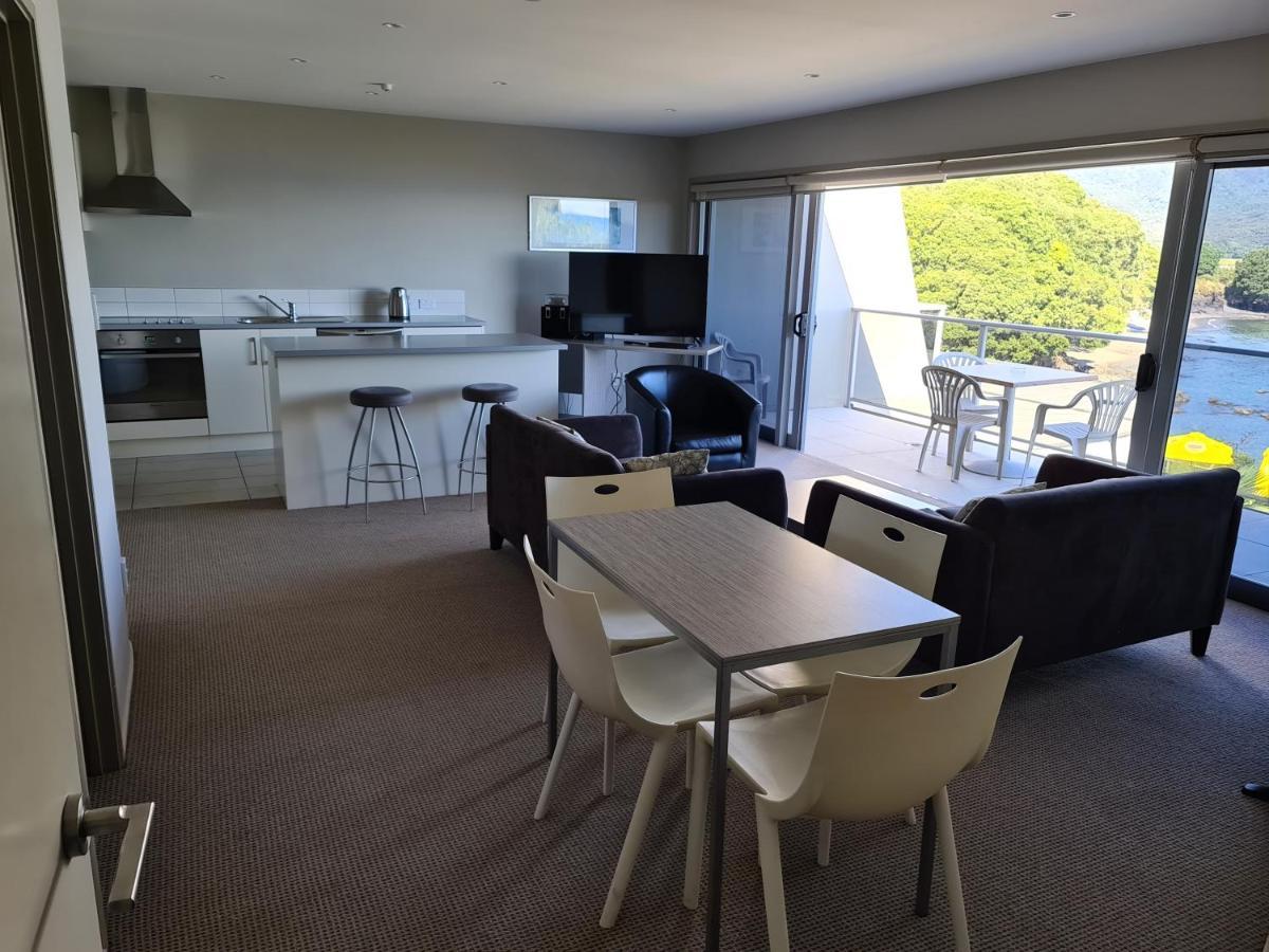 Te Kaha Beach Hotel Bagian luar foto