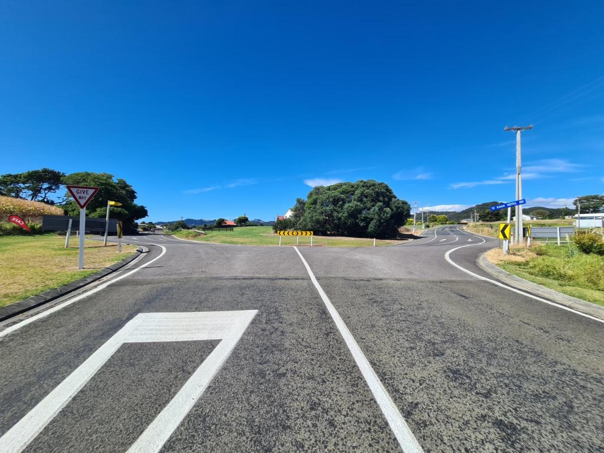 Te Kaha Beach Hotel Bagian luar foto